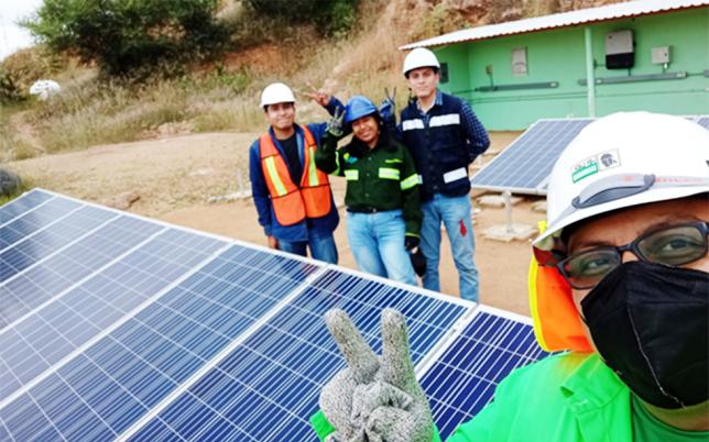 Alumnos de la UTVCO en práctica con celdas solares.